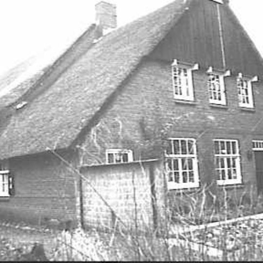 Boerderij op rechthoekige plattegrond onder rietgedekt zadeldak met beschoten geveltoppen