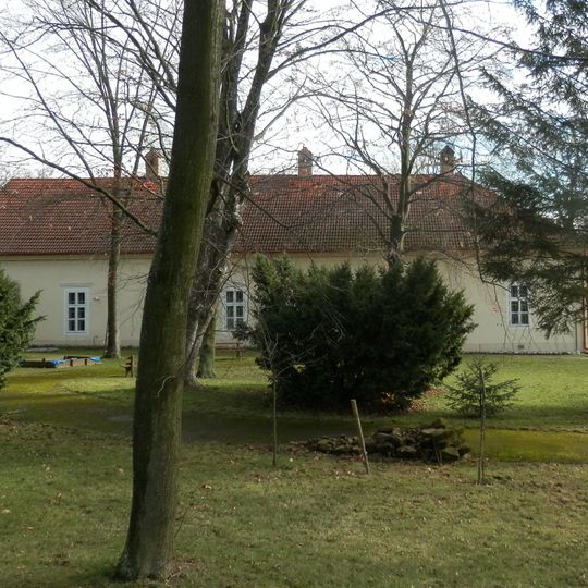 Kaštieľ a park, kaštieľ