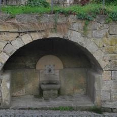Brunnen im Gewölbebogen einer Stützmauer Goethestraße 6