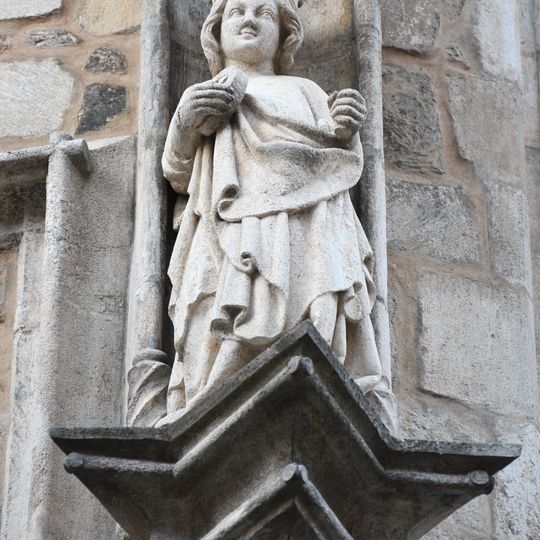 Levá socha světice na fasádě katedrály na Petrově