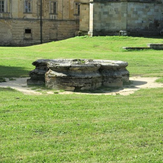 Kašna v zahradě kláštera v Teplé