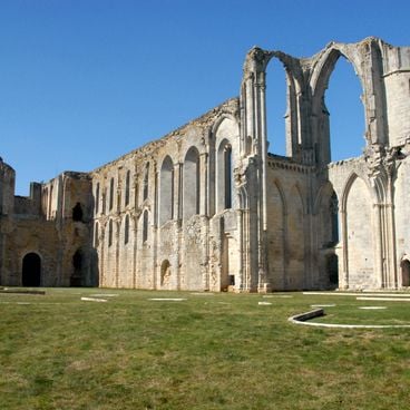 Vendée, where water crosses medieval ruins and wild nature