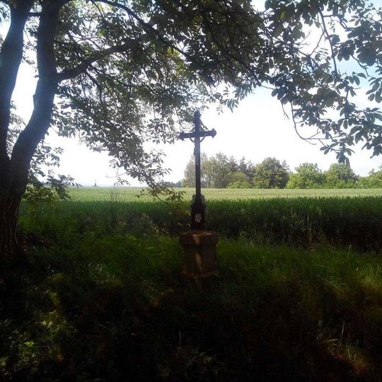 Kříž jihovýchodně od Bělice