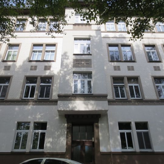 Mietshaus in ehemals geschlossener Bebauung Südbahnstraße 4