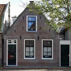 Huis met eenvoudige puntgevel