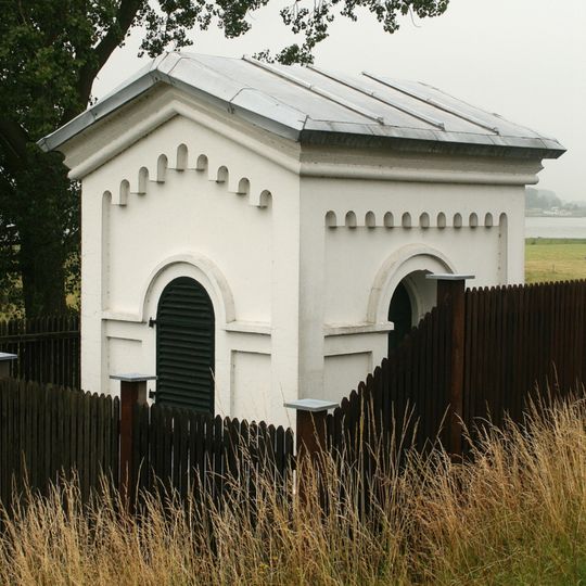 Tegen de dijk, buitendijks aan de rivierzijde van de waaldijk