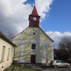 Kříž před kostelem Zjevení Páně v Panských Dubenkách