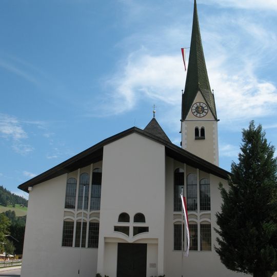 Niederau, Kath. Pfarrkirche hl. Sixtus mit Kriegerdenkmal