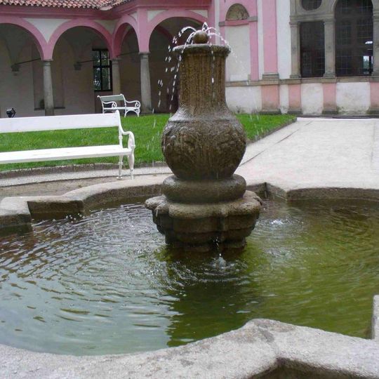 Kašna v parku u rondelu na zámku v Jindřichově Hradci