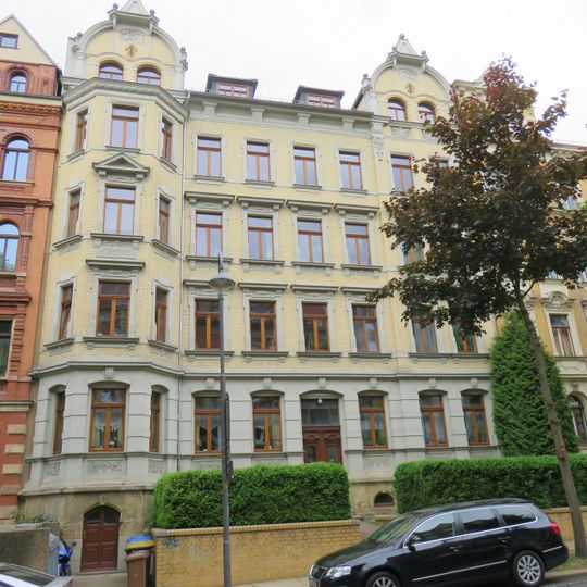 Mietshaus in geschlossener Bebauung mit Vorgarten Barbarossastraße 27
