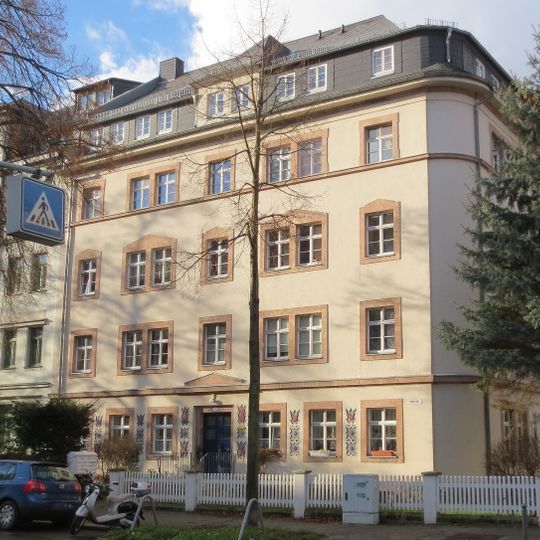 Mietshaus in geschlossener Bebauung in Ecklage Zeißstraße 27