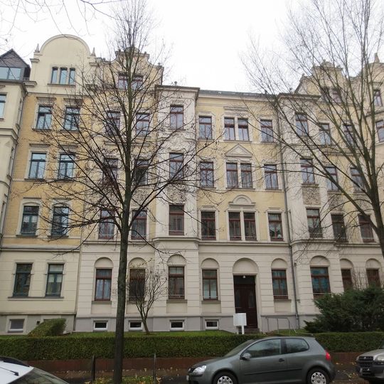 Mietshaus in geschlossener Bebauung mit Vorgarten Ulmenstraße 41