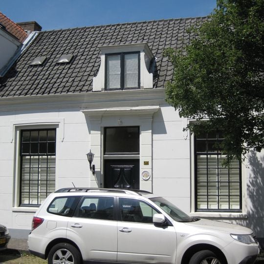 Laag gepleisterd huis met rechte kroonlijst