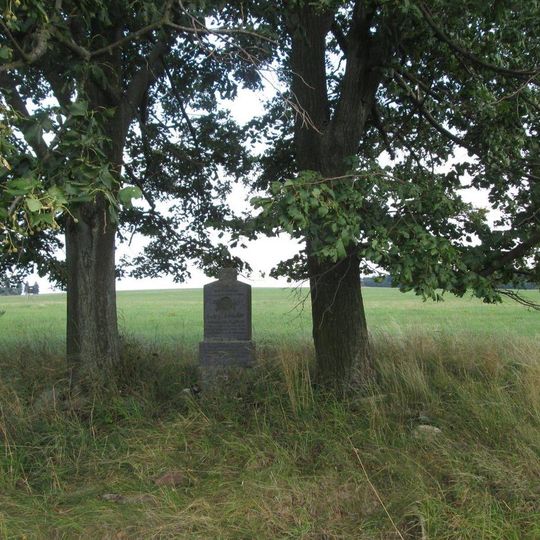 Kříž u dvou stromů v poli nad Ošelínem