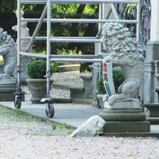 Het Huys ten Donck: natuurstenen zittende leeuwen met het wapen van Rotterdam