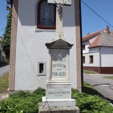 Kříž u kaple v Kladerubech nad Oslavou