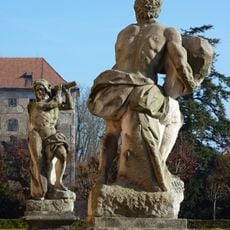 Gigant vrhající kámen