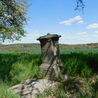 Schnödlův kříž na křižovatce u hřbitova v Chotěšově