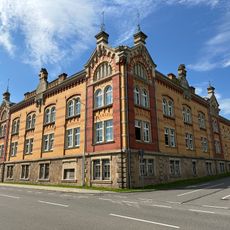 Einzeldenkmale der Sachgesamtheit Infanteriekaserne: Stabsgebäude (Haus 2), vier Mannschaftshäuser (Ostkaserne/Haus 1, Westkaserne/Haus 3, Haus 4 und Haus 5), Verheirateten-Wohngebäude (später Familienhaus, Haus 7) und Kammergebäude (Haus 8) (si