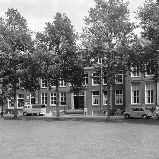 Pand met vooruitspringende lijstgevel met gebeeldhouwde omlijsting, middenvenster en régence bovenlicht