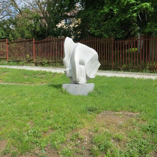 Severozápadní kamenná plastika v zahradě u kina Alfa v Sokolově