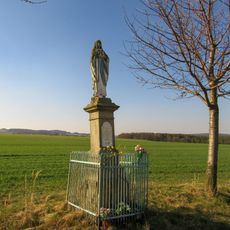 Socha Panny Marie u Budětska na polním rozcestí