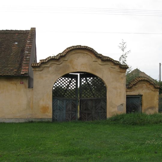 Brána s brankou usedlosti čp. 7