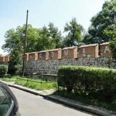D. mur obronny miasta Kazimierza (ogrodzenie od strony ul. Paulińskiej)