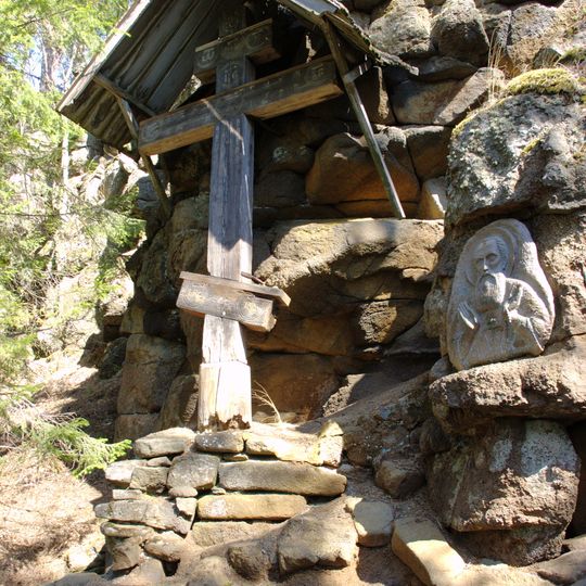 Деревянный крест над каменной пещерой Александра Свирского