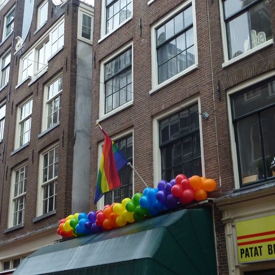 Pand met gevel onder rechte lijst met consoles