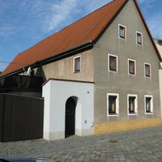 Wohnhaus und Scheune im Hof sowie Hofmauer (mit Eingangspforte) Carolinenstraße 19