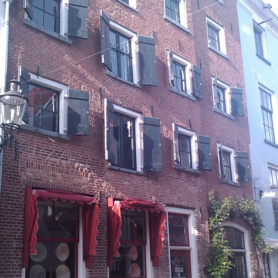 Onderkelderd pakhuis met gepleisterde lijstgevel