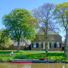 Oldambtster boerderij met aangebouwde bijschuur aan de noordzijde