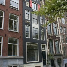 Pand met klokgevel met oeils-de-boeuf, festoen en jaartallint