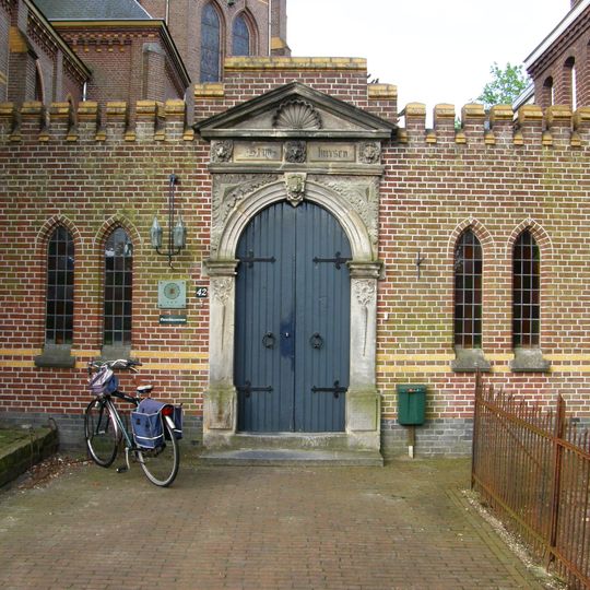 Natuurstenen hekpalen met renaissance-ornament