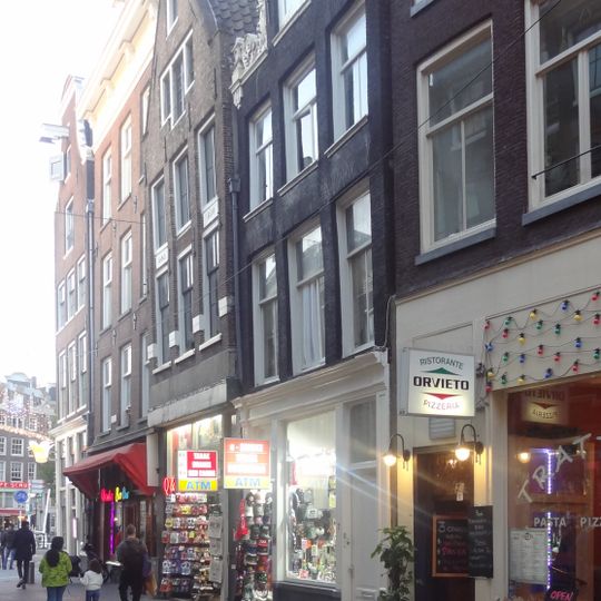 Pand met pilastergevel beëindigd door een punttop