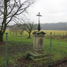 Kříž v zahradě na severním okraji Heřmanic