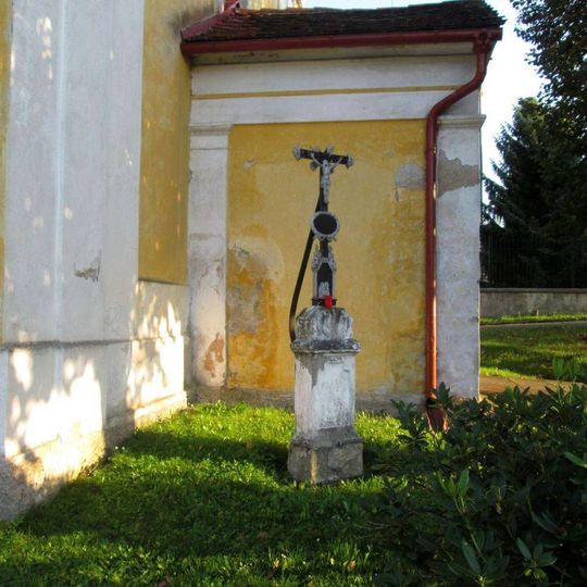 Kříž v Liblíně u kostela