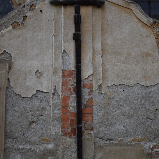 Kříž u kostela v Jezné