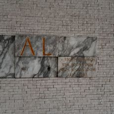 Pamětní deska Adolfa Loose na hotelu Continental v Brně