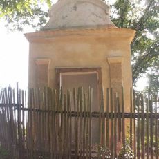 Kaplička na konci Luční ulice ve Vroutku