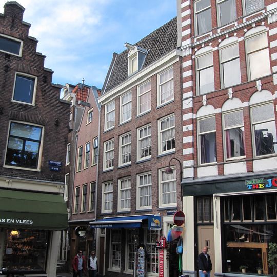 Pand met vierraamsgevel onder rechte lijst