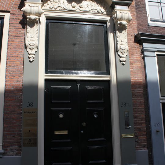 Pand met gevel, rechte kroonlijst met consoles en rijk gesneden van consoles voorziene ingang