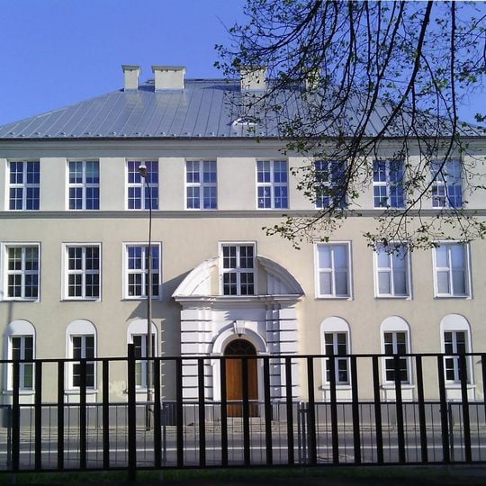 Budynek szkolny przy ulicy Bartniczej 2