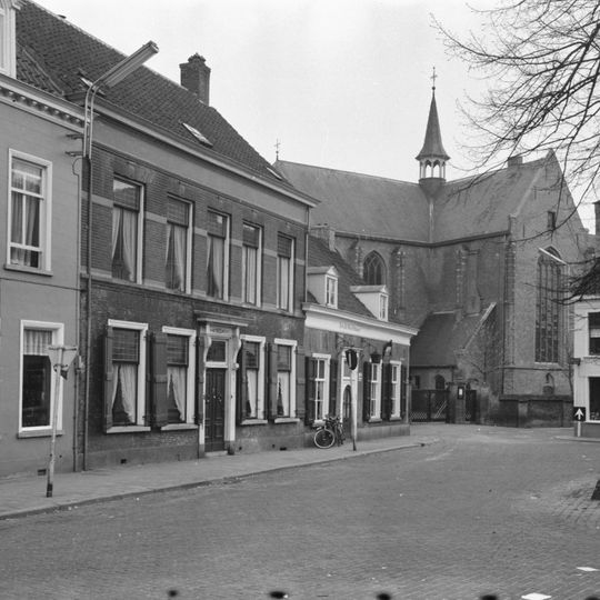 Herenhuis uit de eerste helft van de 19e eeuw, later met een verdieping verhoogd