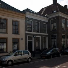 Pandje met gepleisterde gevel en rechte kroonlijst