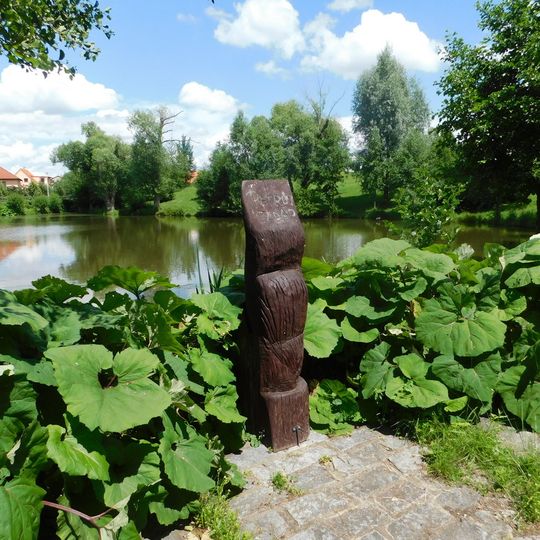 Dřevěná socha Petrův zdar v Dolních Břežanech