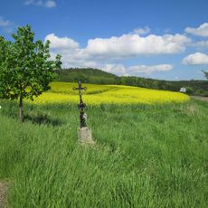 Kříž východně od Biskoupek na křižovatce