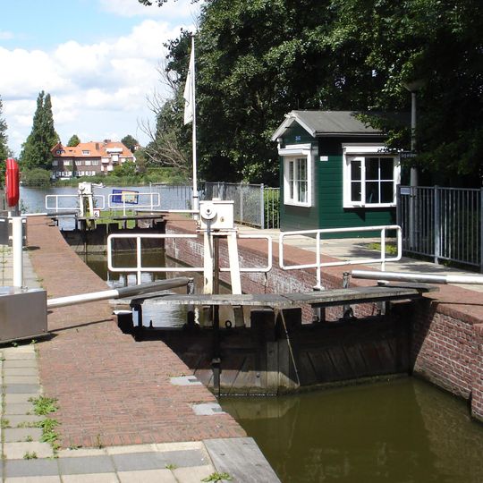 Houten schutsluis in de Rotte