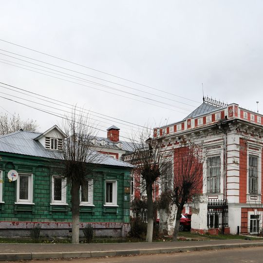 Гимназия женская с флигелем и оградой